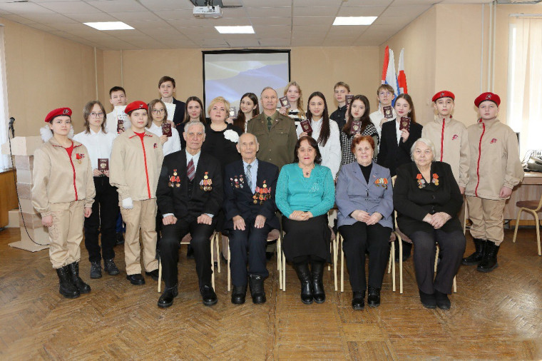 Торжественная церемония вручения паспортов юным омичам прошла в Октябрьском округе.
