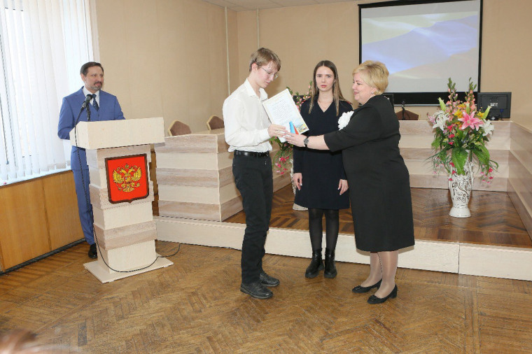 Торжественная церемония вручения паспортов юным омичам прошла в Октябрьском округе.