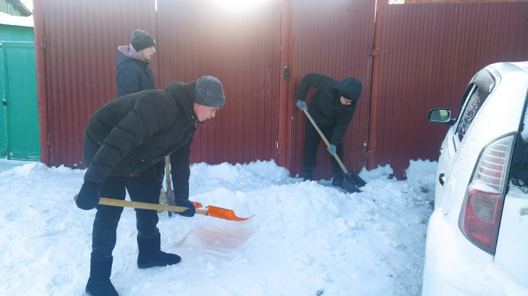 В Ленинском округе «Снежный десант» помог семьям участников СВО убрать снег во дворах частных домов.