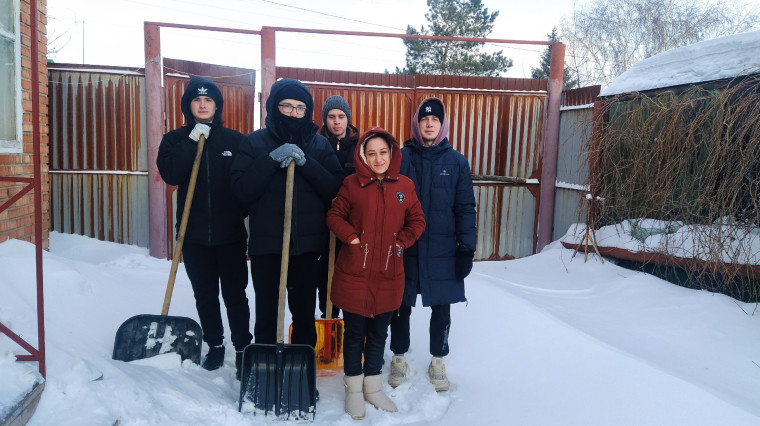 В Ленинском округе «Снежный десант» помог семьям участников СВО убрать снег во дворах частных домов.