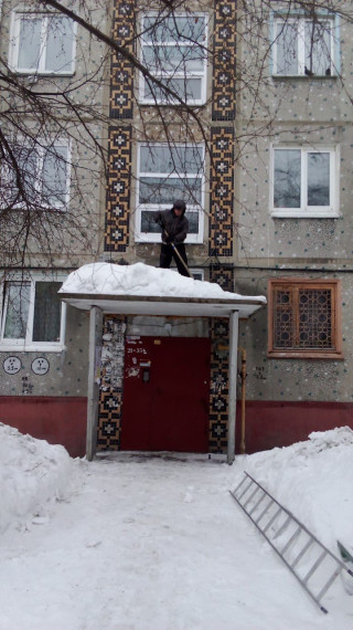 Управляющие компании Октябрьского округа убирают территории от снега и наледи.