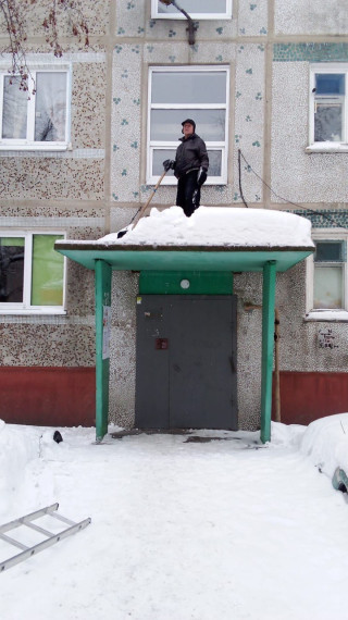 Управляющие компании Октябрьского округа убирают территории от снега и наледи.