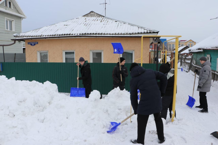 Двум семьям участников СВО студенты помогли убрать снег у частных домов.