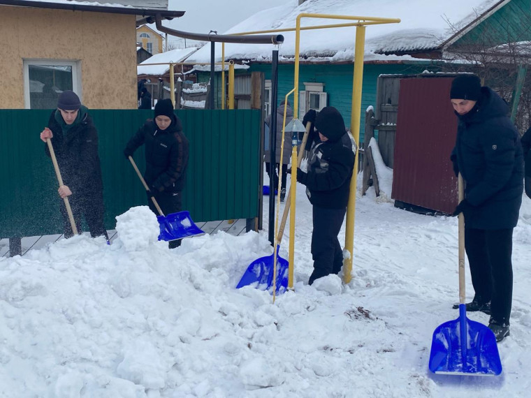 Двум семьям участников СВО студенты помогли убрать снег у частных домов.