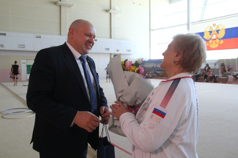 Сергей Шелест лично поздравил с 8 марта заслуженного тренера России Веру Штельбаумс.