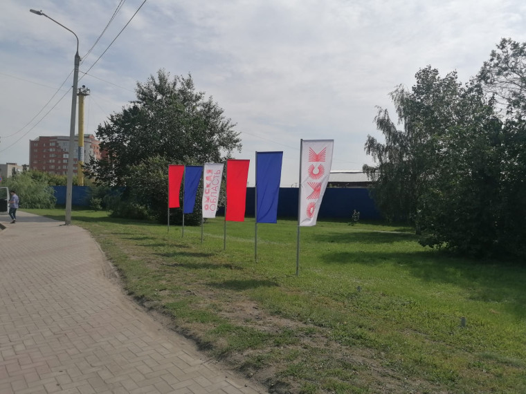 Территория Ленинского округа украшена к празднику.