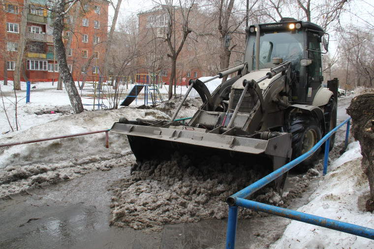 В Омске из-за нарушения правил зимнего содержания территорий хозсубъектам выдано почти 700 предписаний.