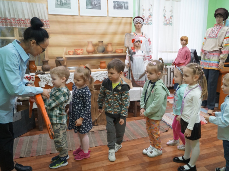 В ДДТ Октябрьского округа прошла экскурсия по экспозиции, посвященной Году семьи.